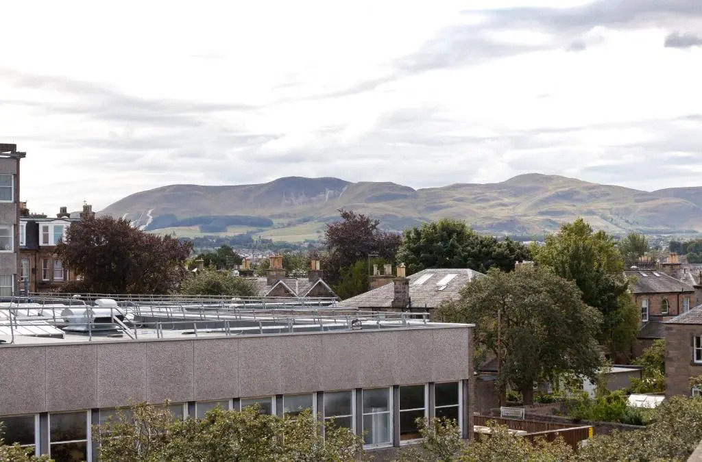 380 Charming one bedroom property in an attractive residential area with great cafes, restaurants and shops nearby