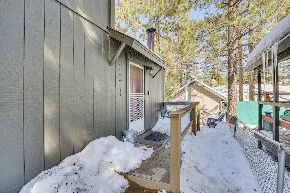 Cozy Cabin w/ Deck - 2 Mi to Bear Mountain Resort!