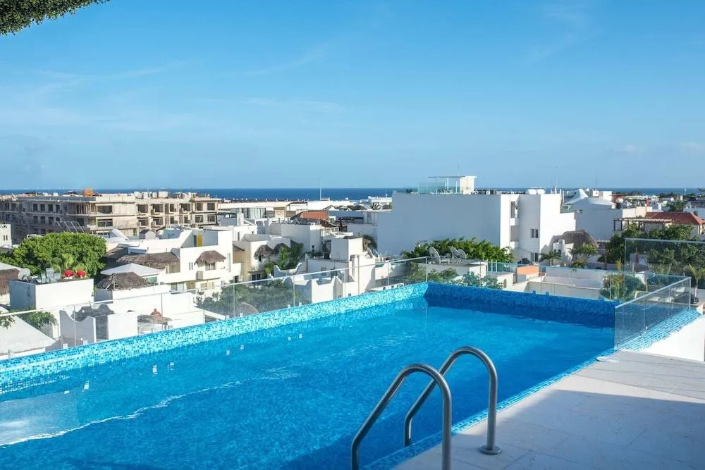 Close To Mamitas Beach, 2 Br for up to 5 sleeps and Rooftop Pool!