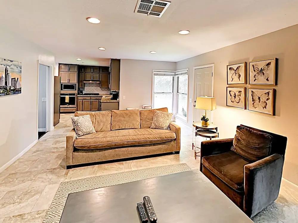 3BR 2BA Remodeled Rosedale House by RedAwning