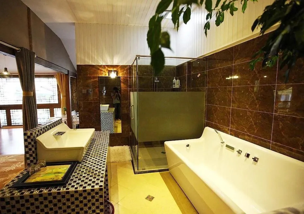 Lijiang Nobles Living Castle Hotel