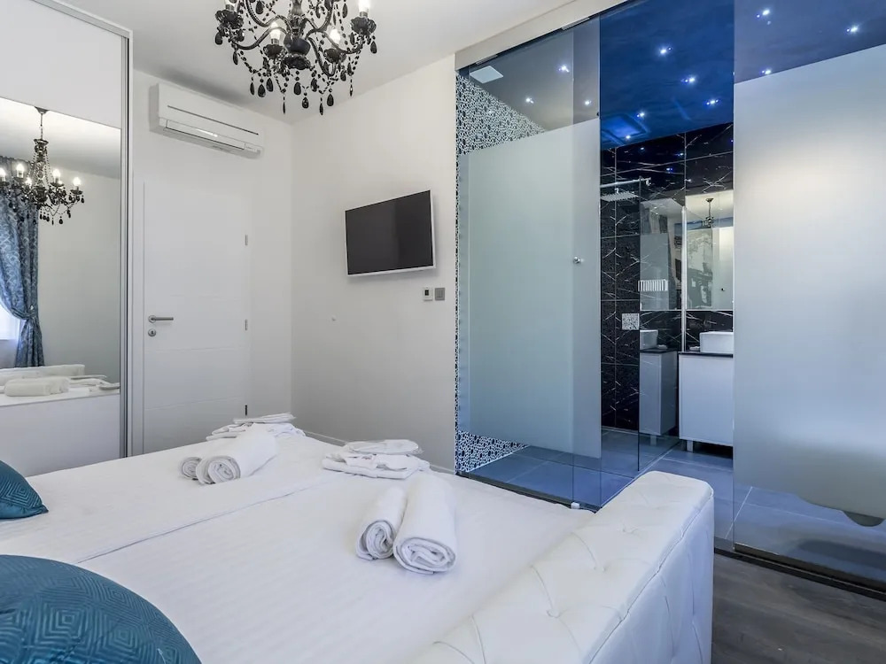 Fabuluous Villa with Private Pool, Garden, Hot Tub