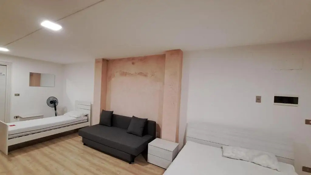Ampia camera con bagno privato seminterrato a 80 metri dal lago