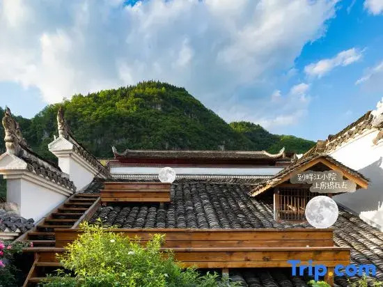 Riverside courtyard of Luan Xiyin mountain, Zhenyuan