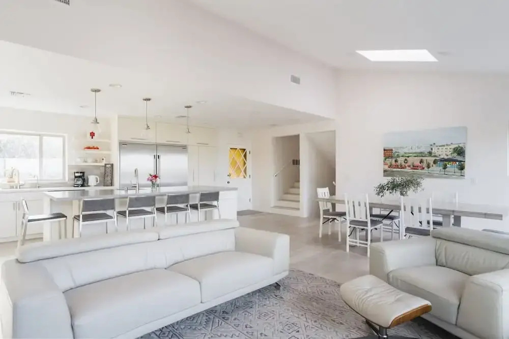 Spacious and Bright 5-bedroom Oasis Pool and Yard