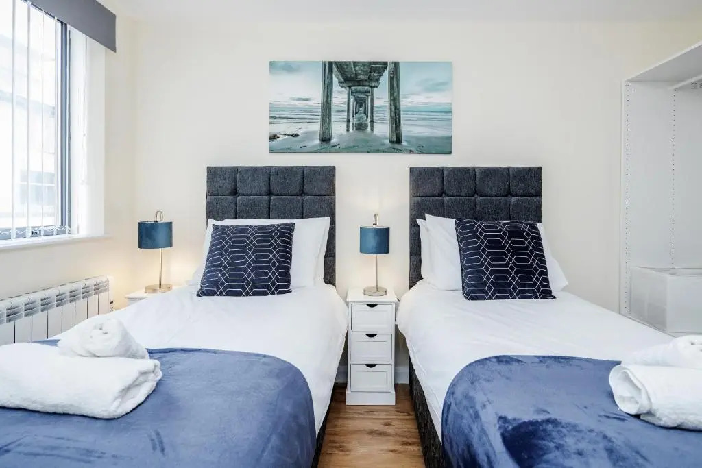 REAL - Queens Apartments F1