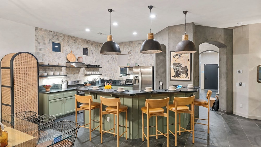 Designer Desert Oasis w/ Pool, Hot Tub, Outdoor Lounge The Riley by Avantstay