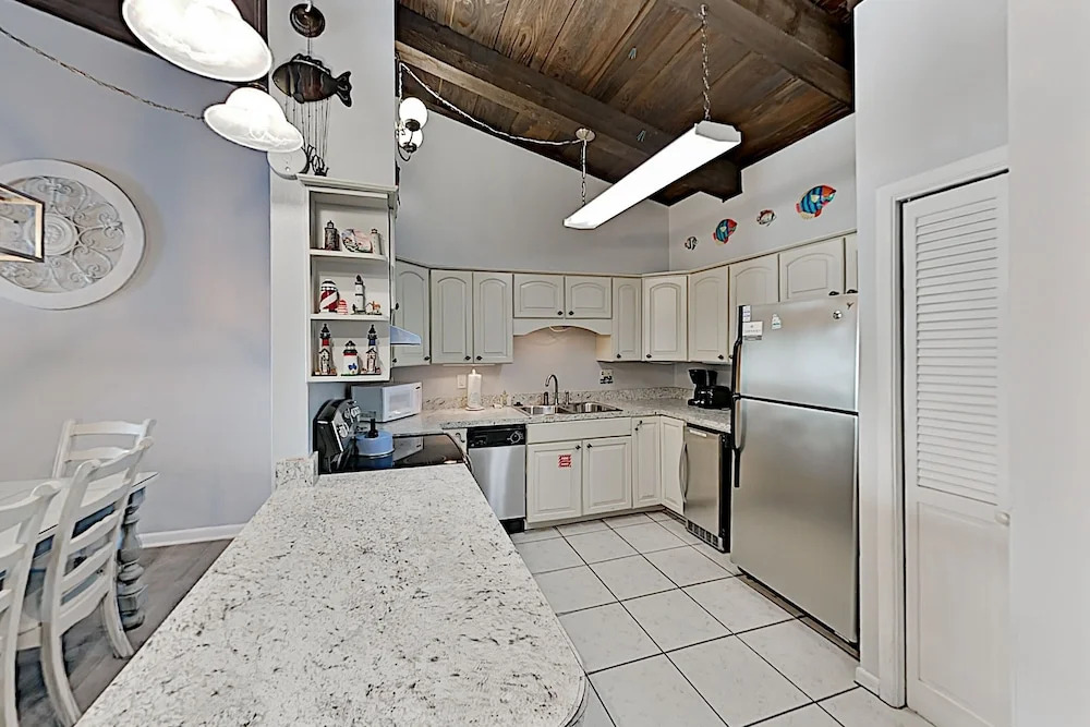 Newly Remodeled W/ Pool - Steps To Beach! 2 Bedroom Condo