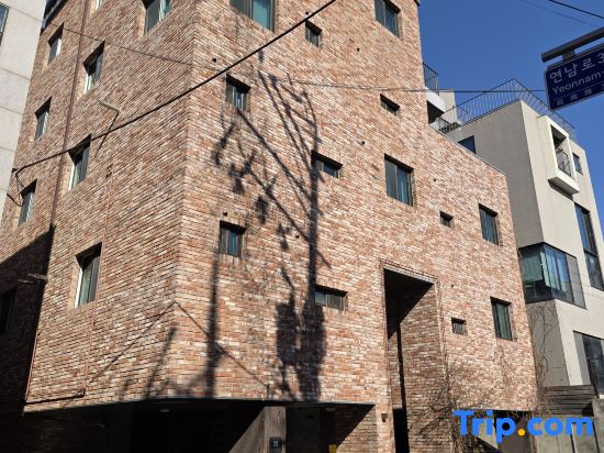 New, spacious & cozy loft w/ character. Elevator + Free airport pickup for 4+ nights