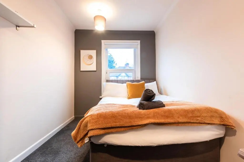 6 bed Residential home with Parking