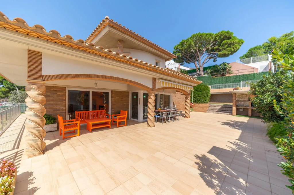 Eugenia in L'Escala with 4 bedrooms and 2 bathrooms