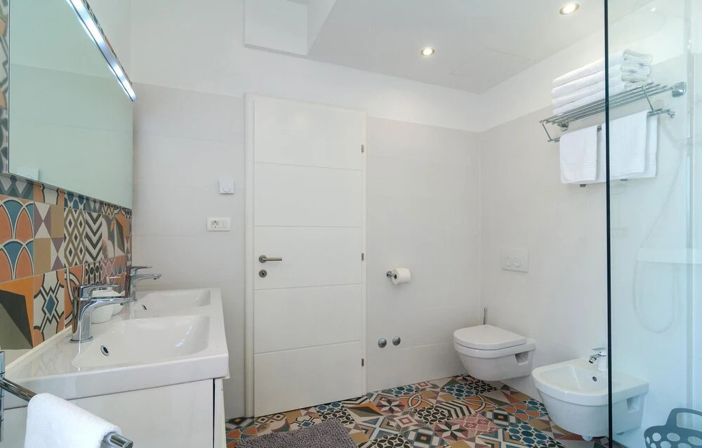 Stunning Home in Sutivan With Wifi, Outdoor Swimming Pool and Heated Swimming Pool