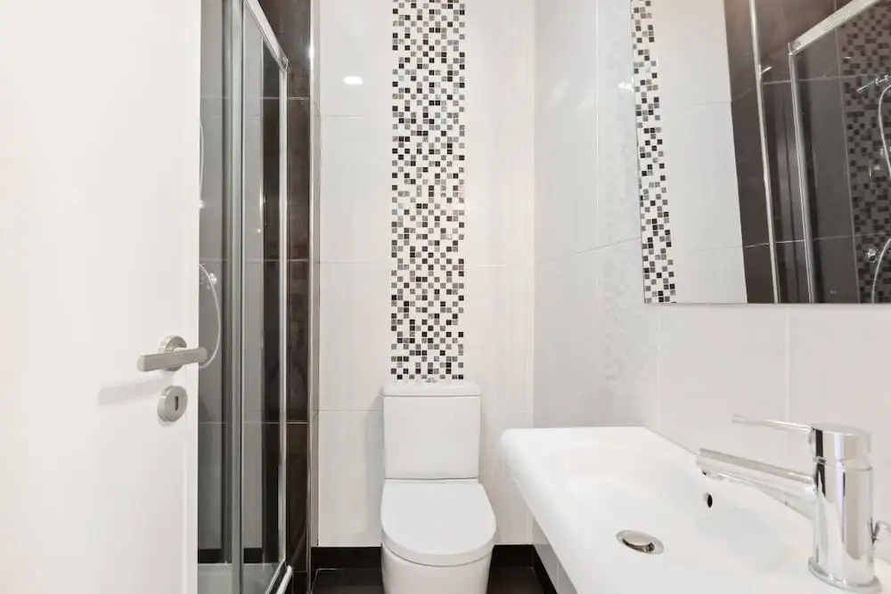 Spacious 1 Bed Apt w/Balcony, Sleeps 3