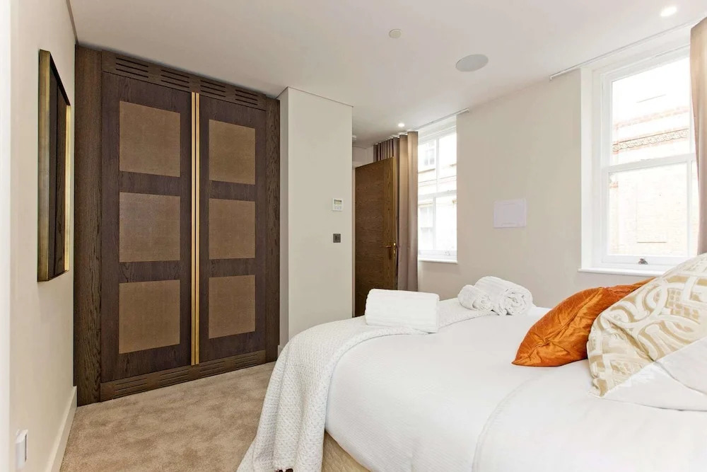 Luxury 2 bed with lift ac and concierge