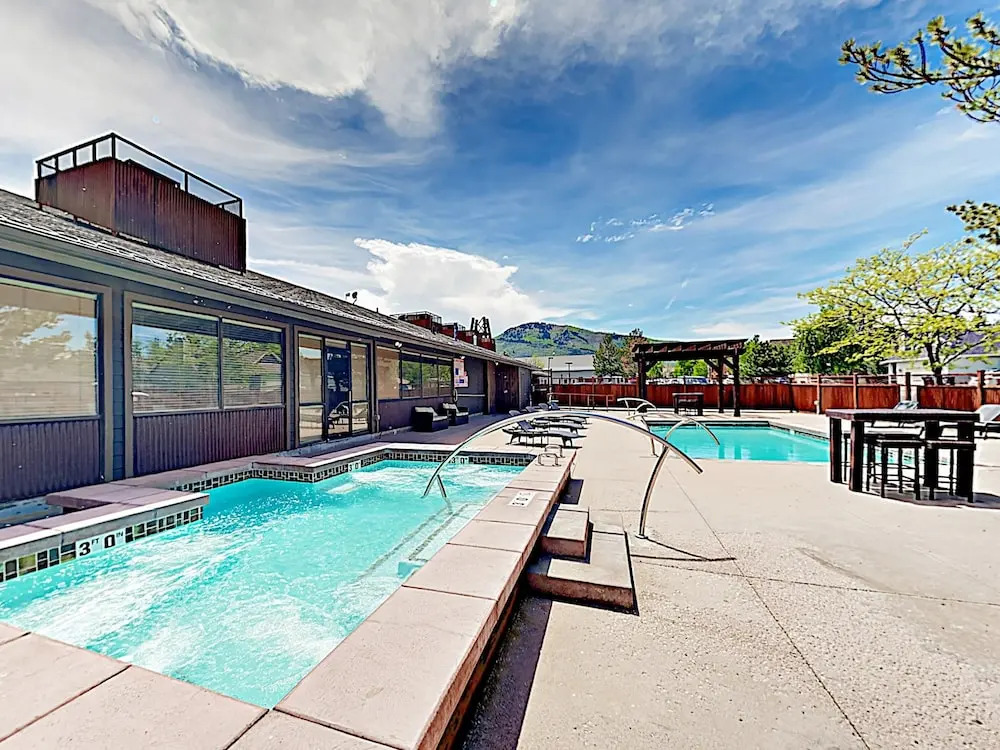 Choice Ski Haven W/ Pool & Hot Tub: Mins To Slopes 1 Bedroom Condo