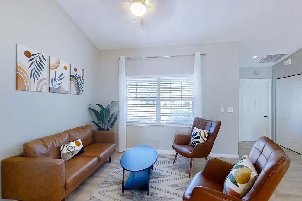 Pristine Palms House in Palm Coast With Enclosed Pool & Full Kitchen