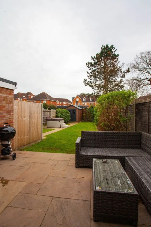 3bed House, Sleeps 7 - Hot Tub, Garden, Parking