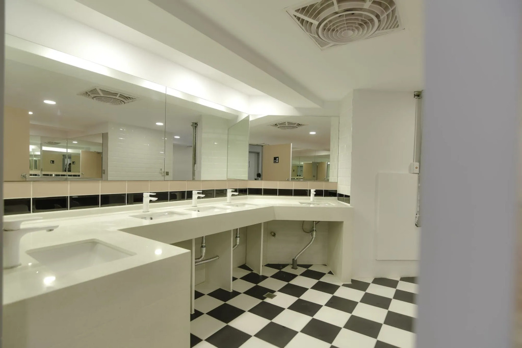 Flyinn Hostel