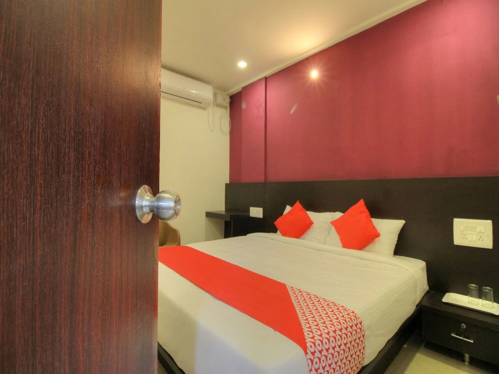 OYO 15616 Om Sai Grand