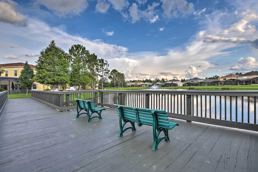 8 Mi to Disney: Villa w/ Screened Pool & Lanai