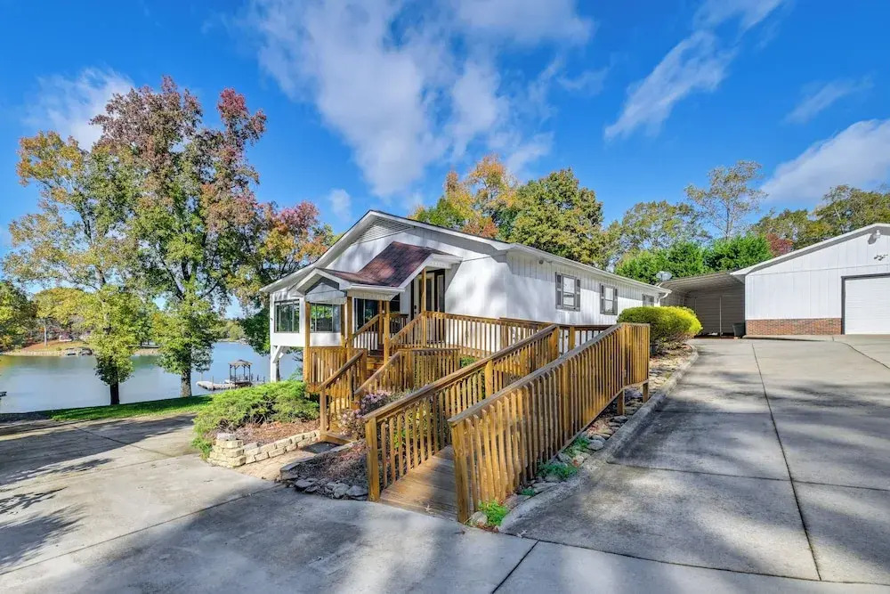 Spacious Lake Norman Retreat w/ Boat Ramp!