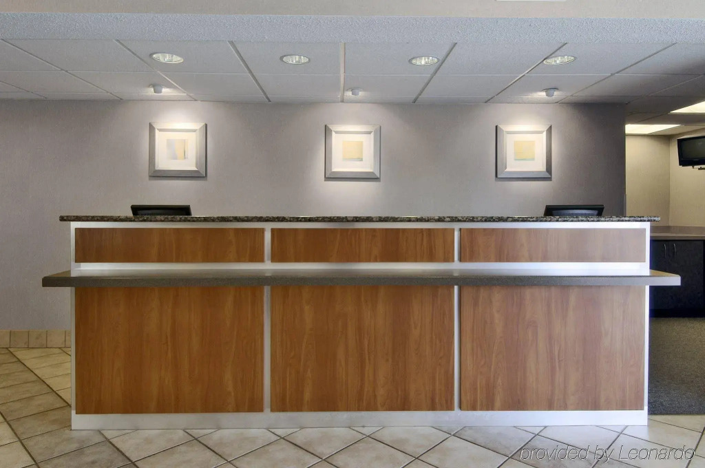 Super 8 by Wyndham Deerfield - Northbrook