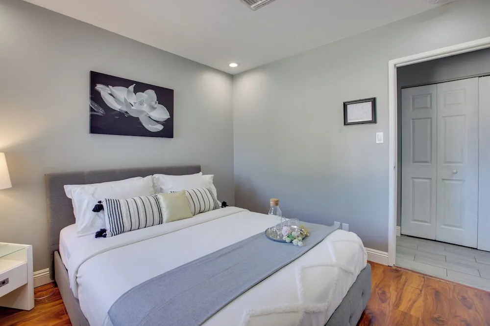Las Vegas Retreat w/ Yard < 5 Mi to Strip!