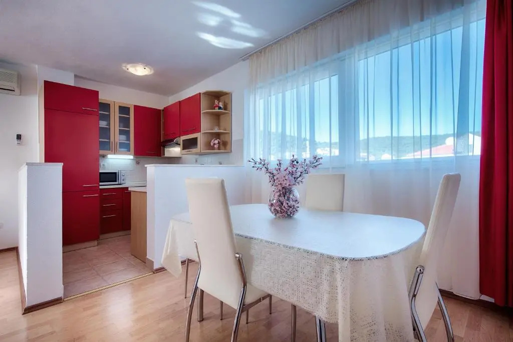 Apartments and Rooms Dis
