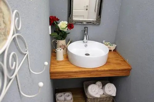Hen Suites
