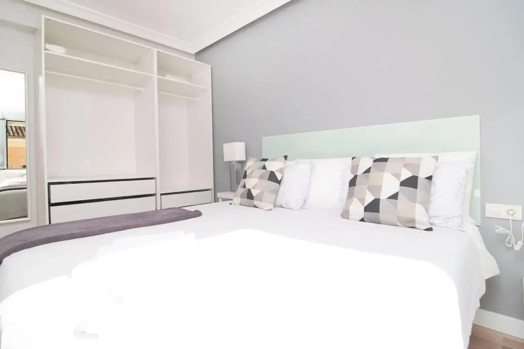 Sunny Apartment at the foot of Royal Palace by Batuecas