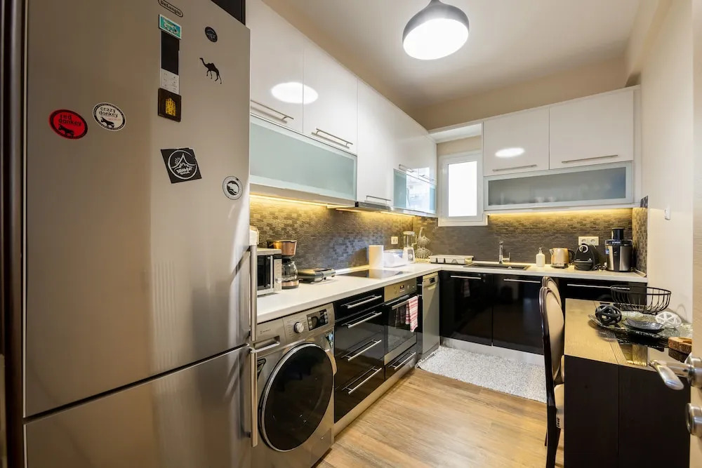 2br renovated flat close to metro