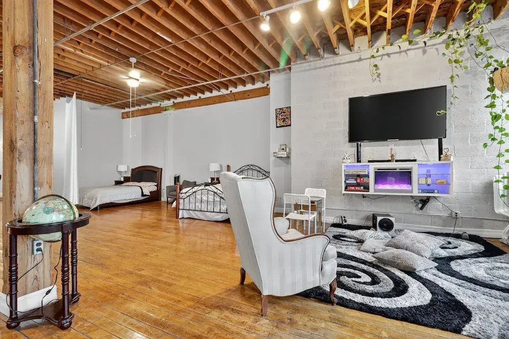 Huge 'man Cave' 2 Mins From Downtown Detroit 1 Bedroom Apts