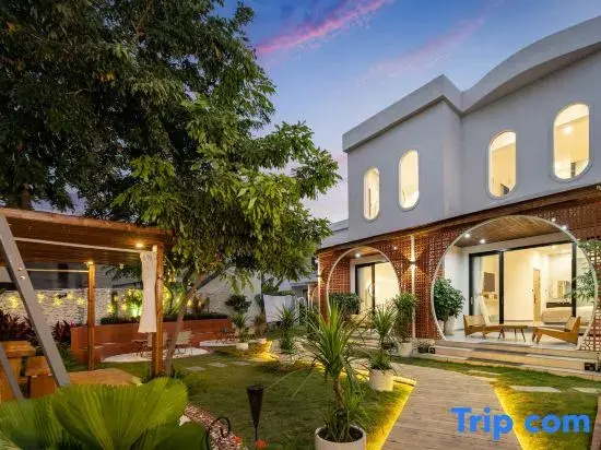 Three Lives · Blooming Pool Homestay (Sanya West Island Branch)