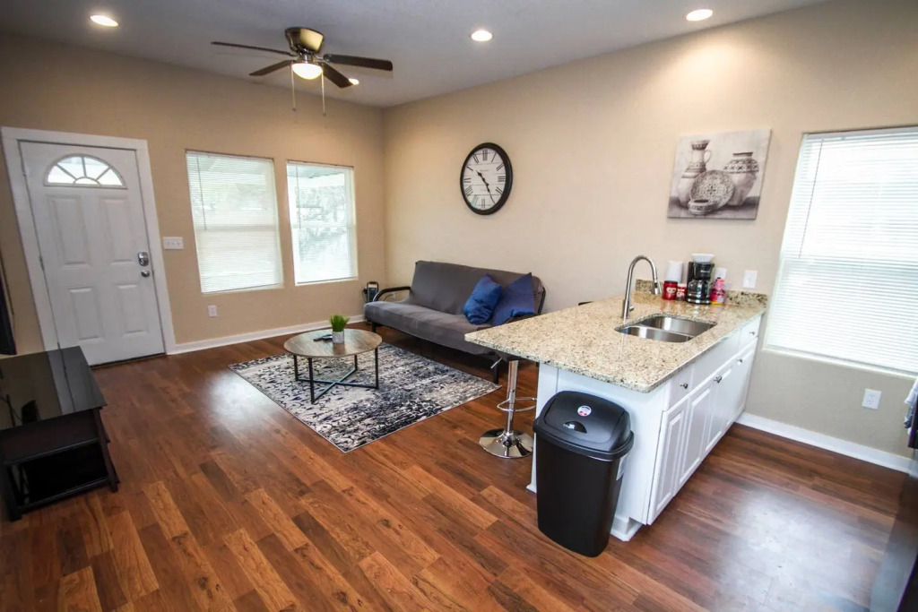 Douglas Way Remodeled House Near Downtown 1BA/1BA