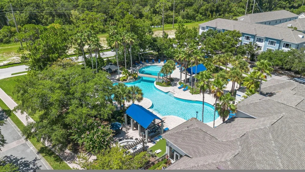 Stylish 2BR 2BA w Pool Gym Near Airport 3