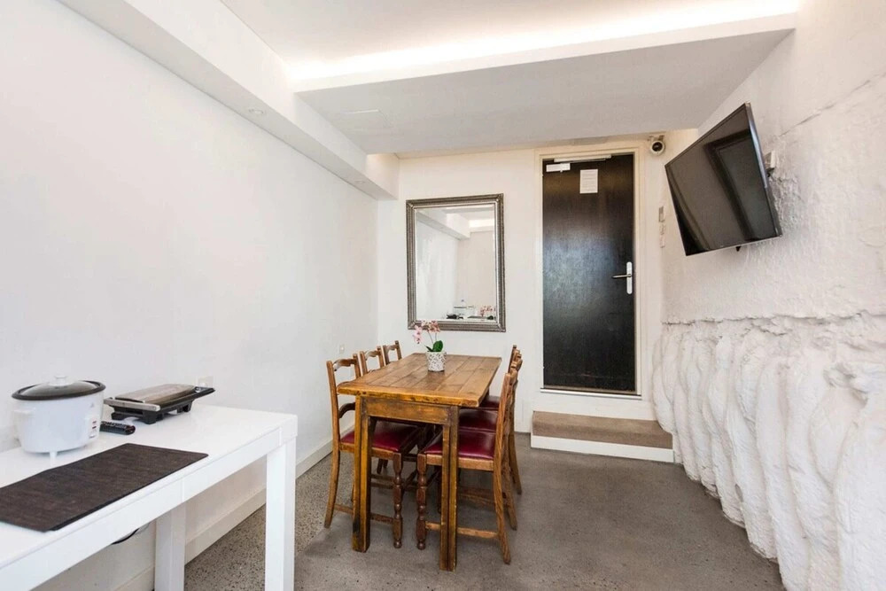Traditional Room In Northbridge with Rooftop Terrace