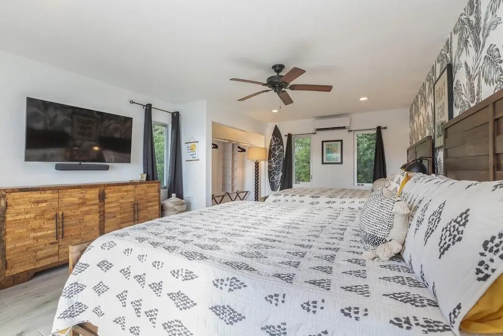 Bond House 4 Bedroom Home by RedAwning