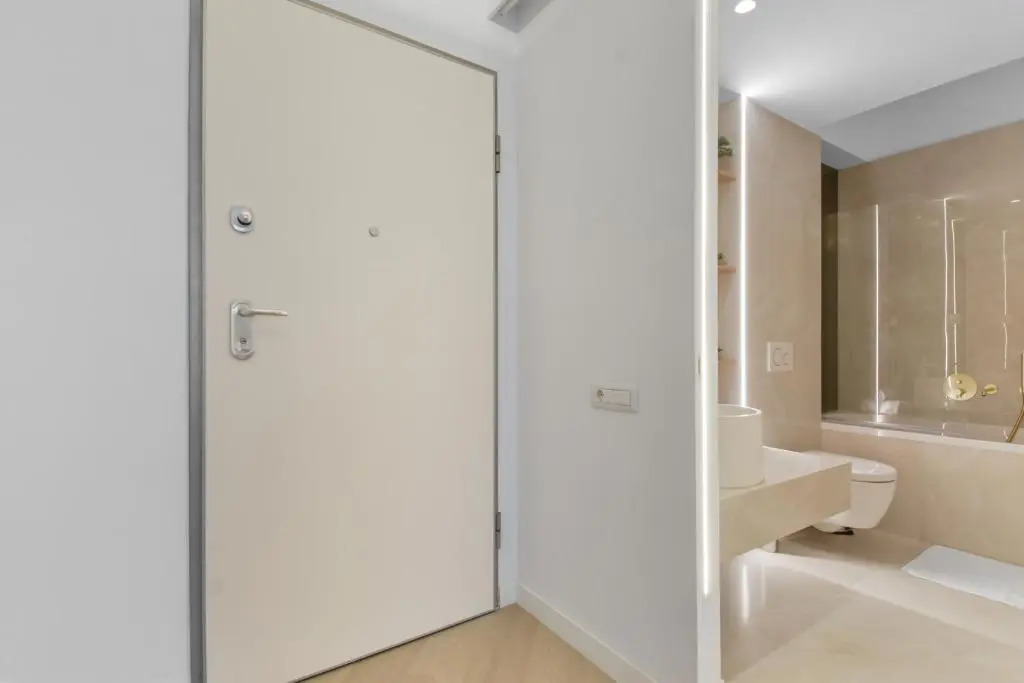 Cortina North 1BR Ap with parking and self check in