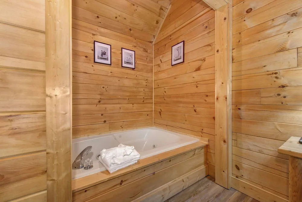 Country Bear Cove - Hot Tub, Games & Deck w/ View