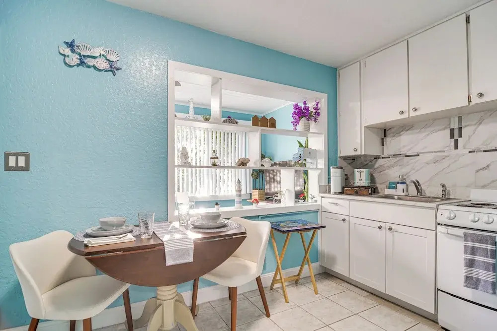 Central Location! Walkable Studio in St Pete Beach