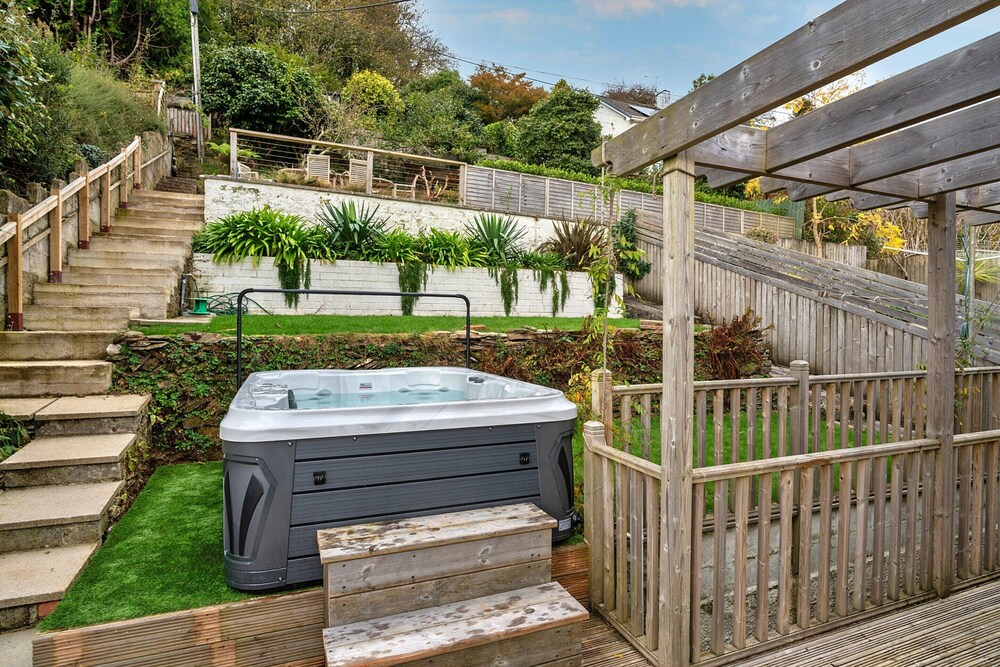 Stunning Waterfront Retreat With Hot Tub, No Deposit