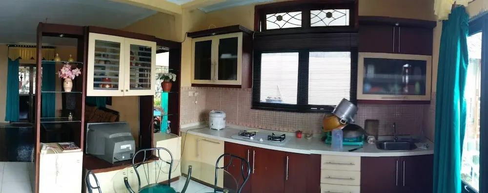 Villa Abdi Cipanas with Swimming Pool
