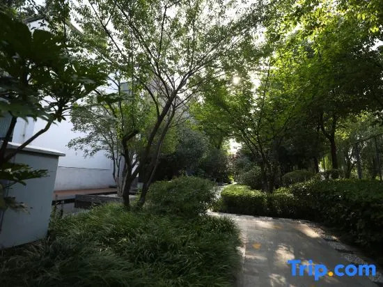 Xinyang Nanwan Lake Camellia Hotel