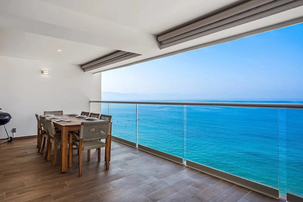 Luxury Apartment With Infinity Pool, Ocean Views, Balcony & Easy Downtown Access