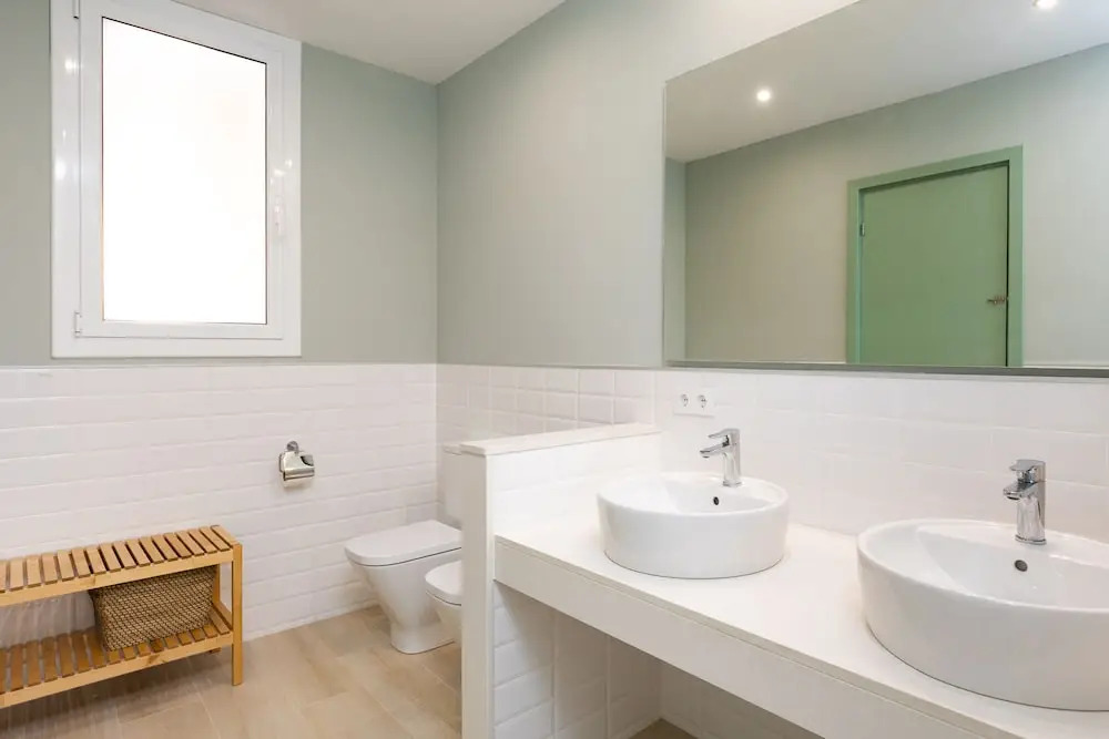 Modernist Family Apartment by PriorityVillas