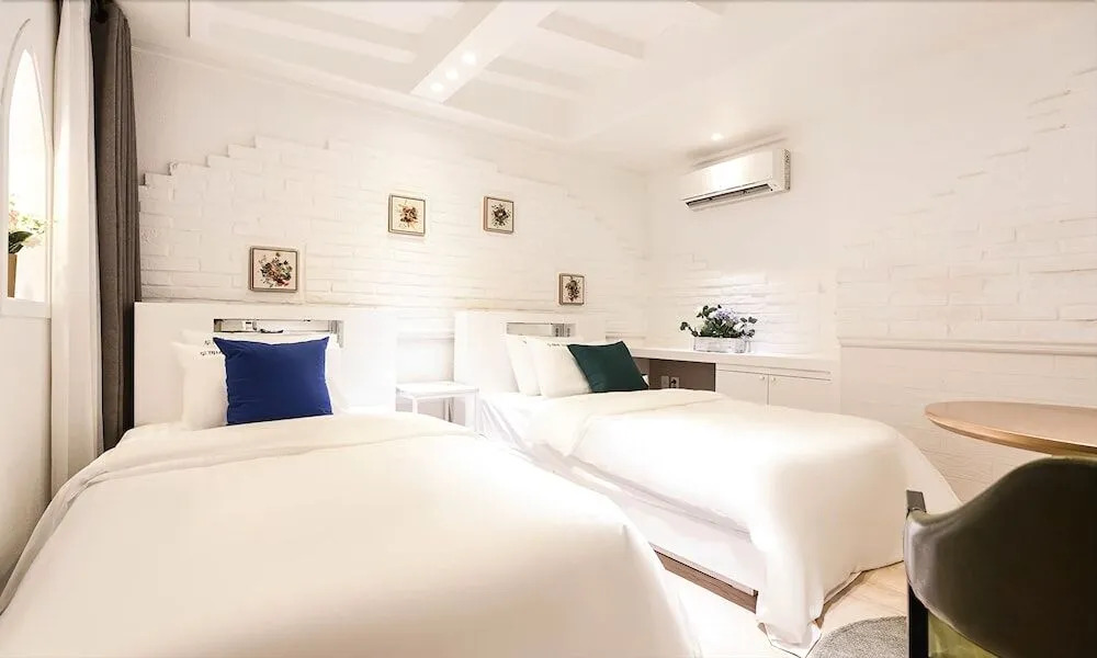 Seocho Dukkeobi Hotel