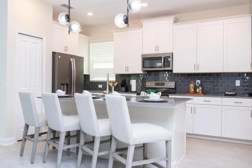 Stunning 5 Bd w/ Pool Close to Disney @ Storey Lake 2767