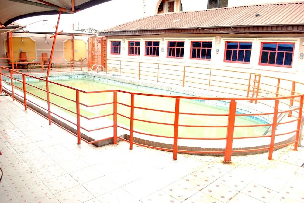 Aquatic Suites & Lounge