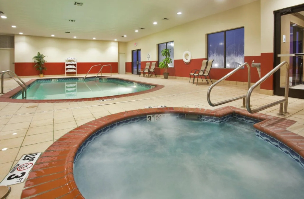 Holiday Inn Express and Suites Pryor by IHG