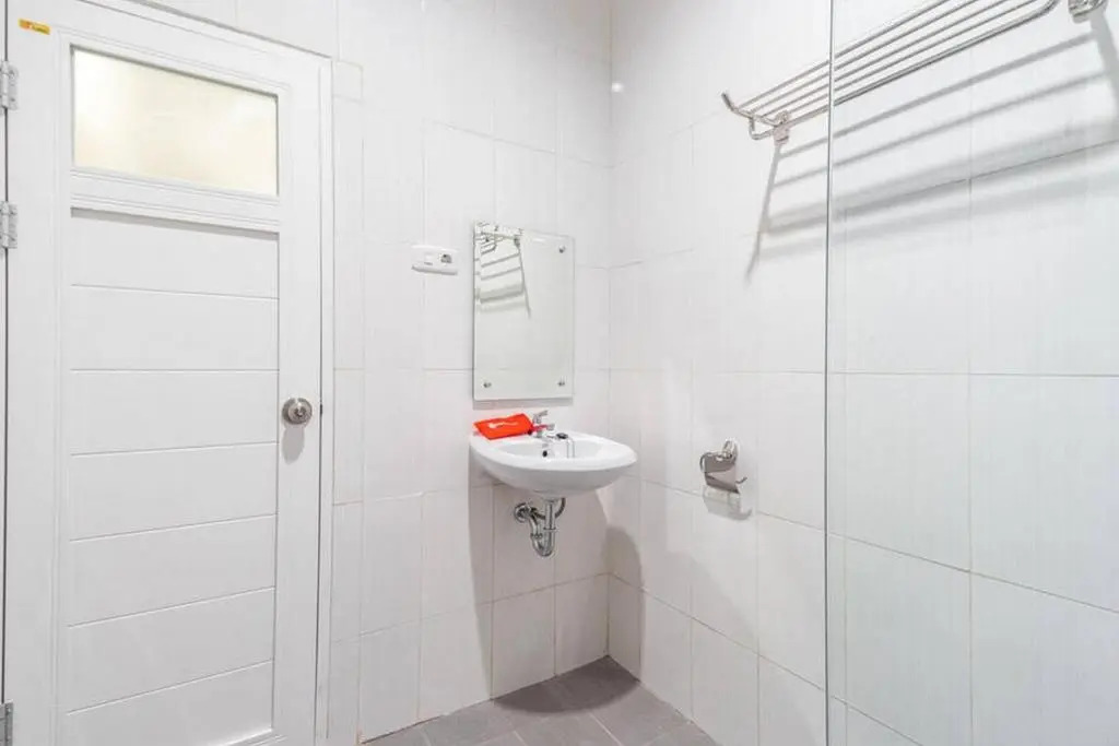 RedDoorz near RS Royal Prima Medan 2
